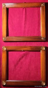 Coppia di graziosissime cornici in noce con rosette in ottone negli angoli (lievi differenze ) luce cm. 30x26 est.39x44